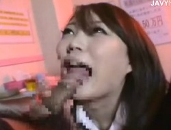 可愛い巨乳ピンサロ嬢の巧みなフェラで口内射精。唾液タップリのパイズリと素股で射精感が高まった後、気持ち良く喉奥に発射