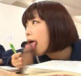 机や壁から飛び出るおチンチンをフェラチオしザーメンを出すのが日課の女子生徒　紗倉まな