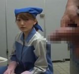 チンポを気にする若いトイレ清掃員にフェラチオされちゃった男