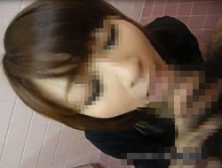 乳首を弄られて可愛い声を漏らす素人娘のフェラで大量口内射精