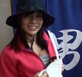 男湯で男性客のザーメンを手コキとフェラで抜いちゃった巨乳美女